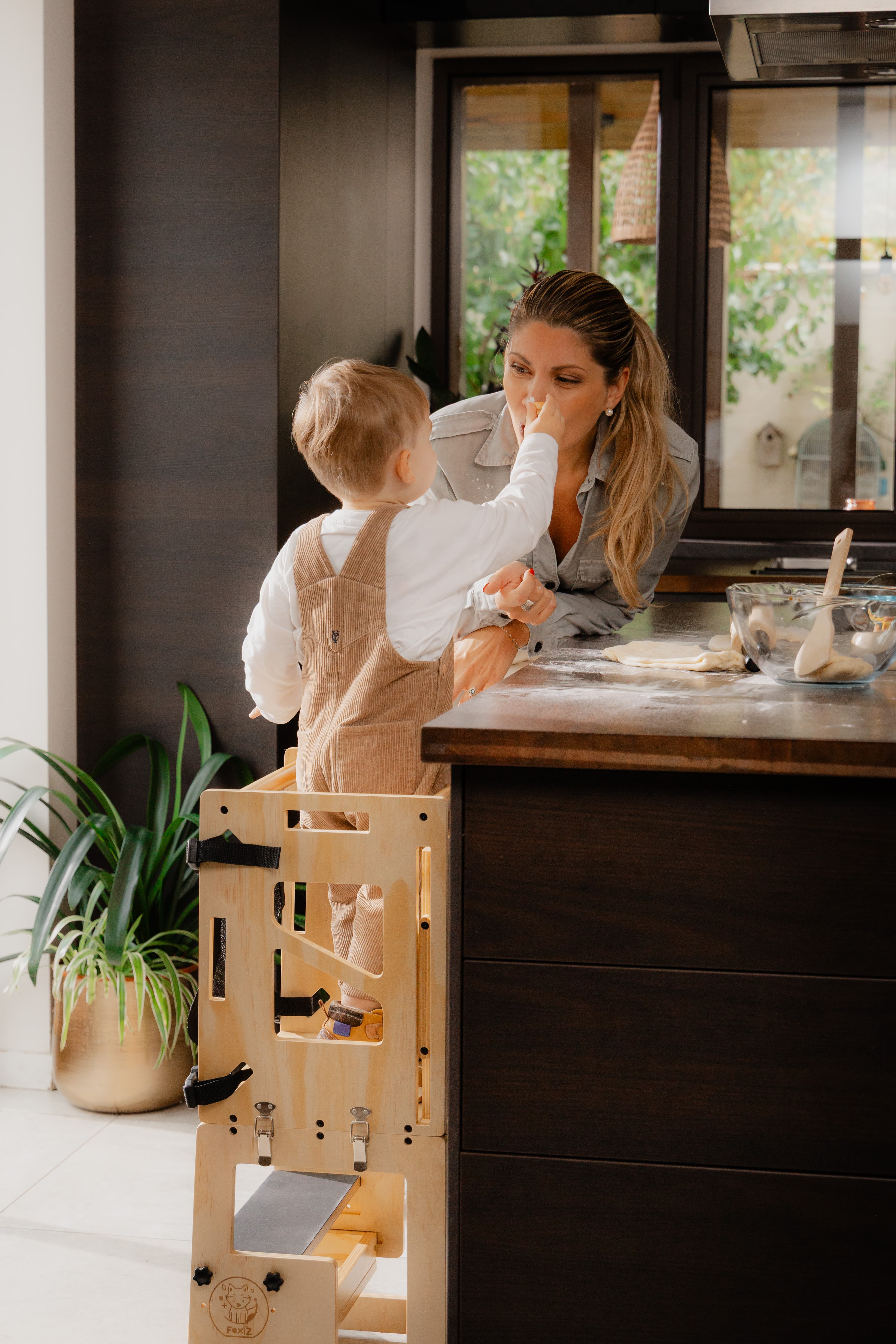 Maman et enfant préparant le repas ensemble depuis la tour d'apprentissage Montessori VersaTower