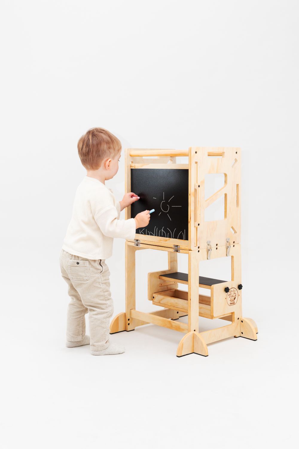 Enfant dessinant à la craie sur le tableau de la VersaTower