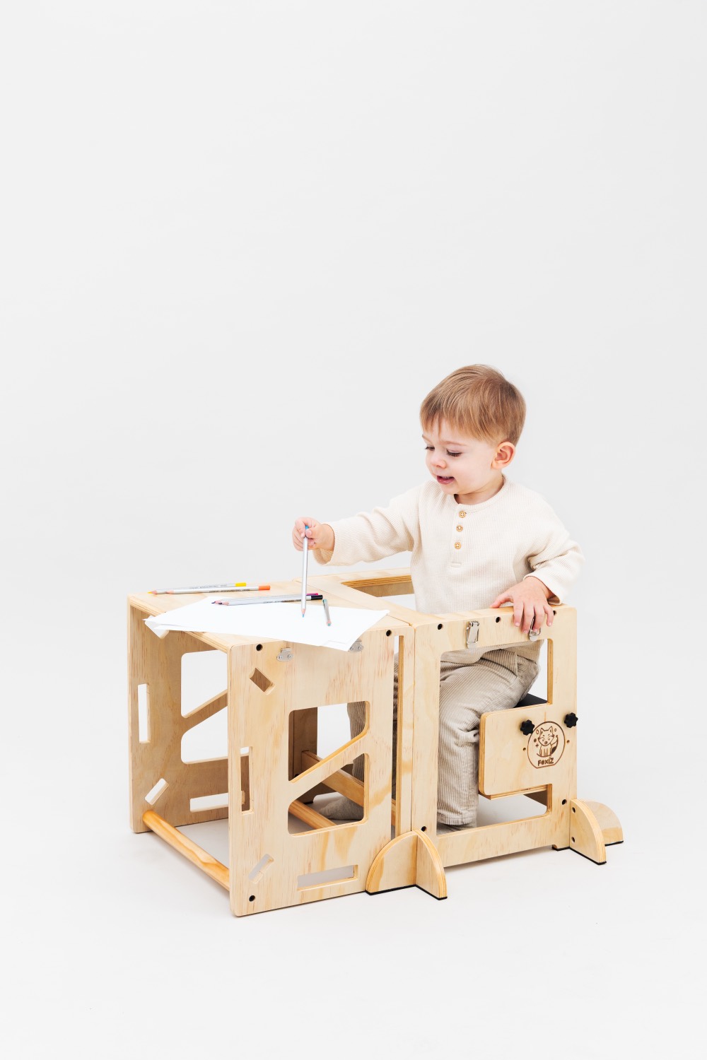 Tour d'apprentissage transformée en table et banc pour enfant dans un petit espace